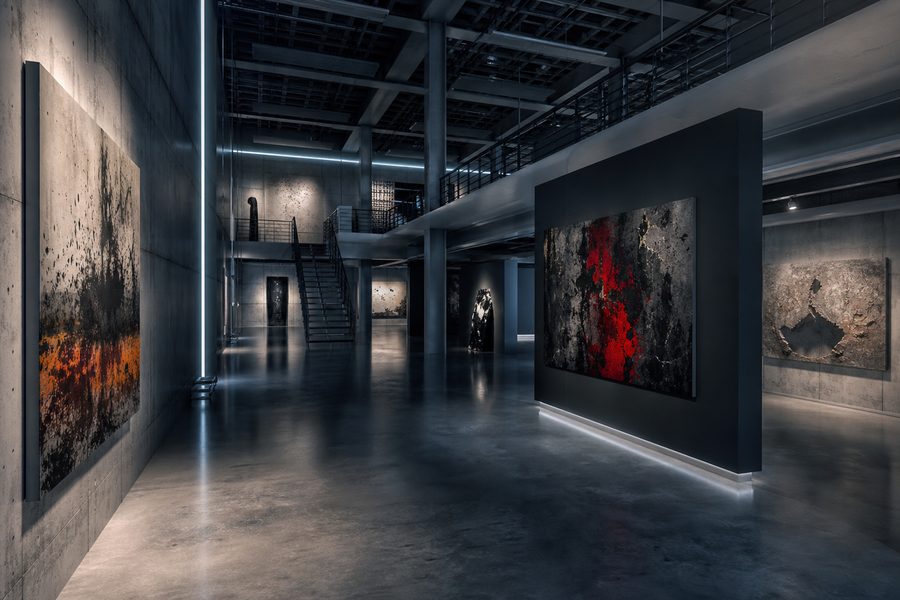 Kühle Konkurrenzgalerie in Beton und Neonlicht
